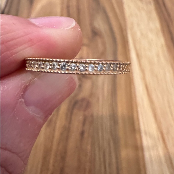 Elegant 14k Gold Band with diamonds - Picture 4 of 5